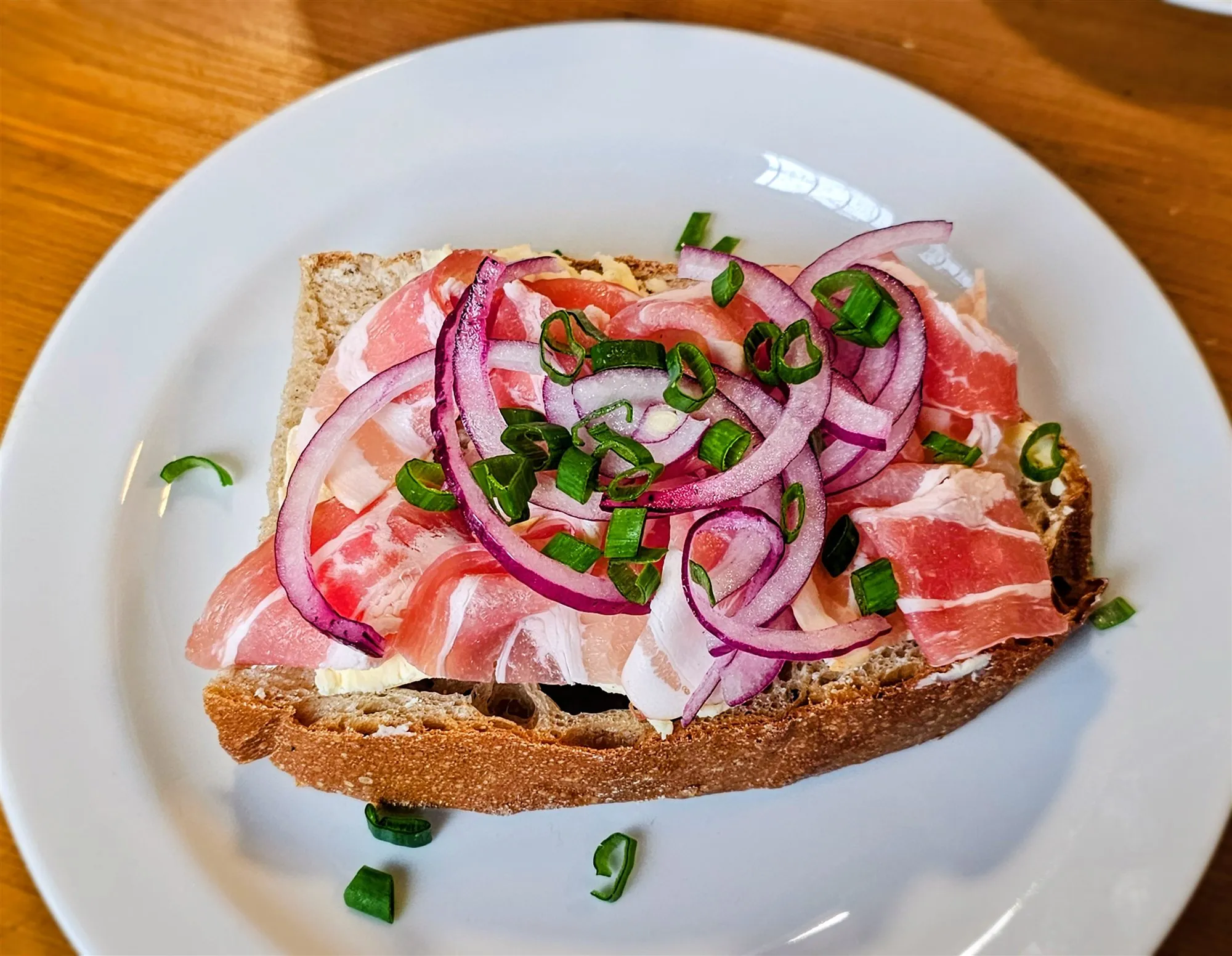 Brot mit Fleisch und Zwiebeln auf einem Teller